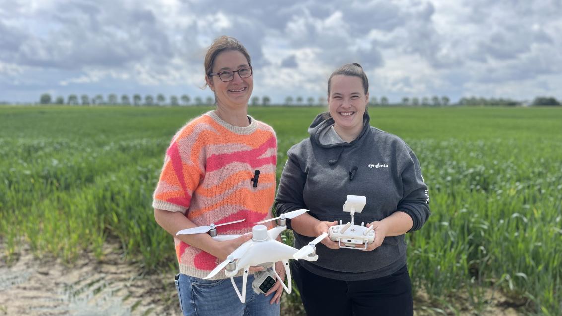 Twee vrouwen met een drone in een veld