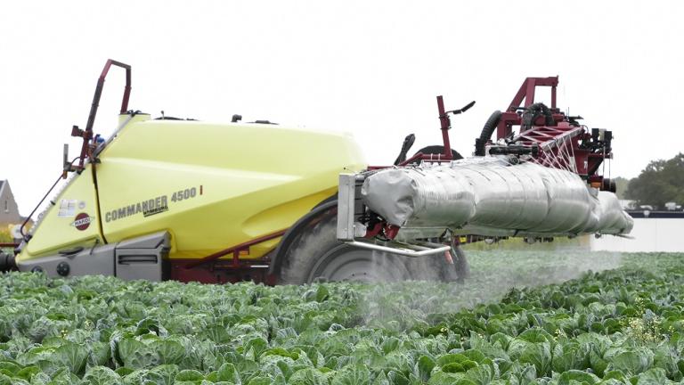 Gewasbeschermingsmiddelen spuiten met 500 liter water per hectare met de Wingssprayer en met de Hardi Twin Force (foto) maakt in deze proef dat er meer van in het gewas wordt teruggevonden dan met 250 liter water