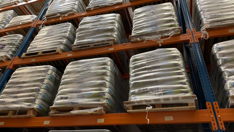 Als de luchtvochtigheid en temperatuur in uw opslagruimte goed onder controle zijn, dan kun je de folie rond de pallet eventueel verwijderen. Indien dit niet het geval is, laat de plastic folie dan rond de zakken, zodat ze minder vatbaar zijn voor schommelingen in temperatuur en vocht.
