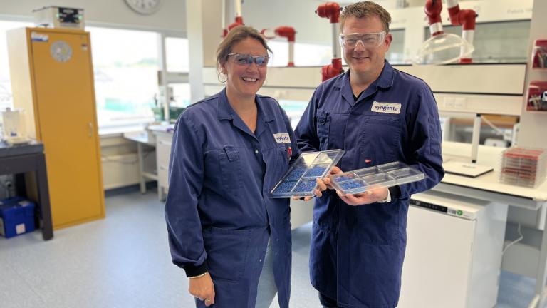 Remco en Joni in het lab waar een microplasticvrije coating is ontwikkeld